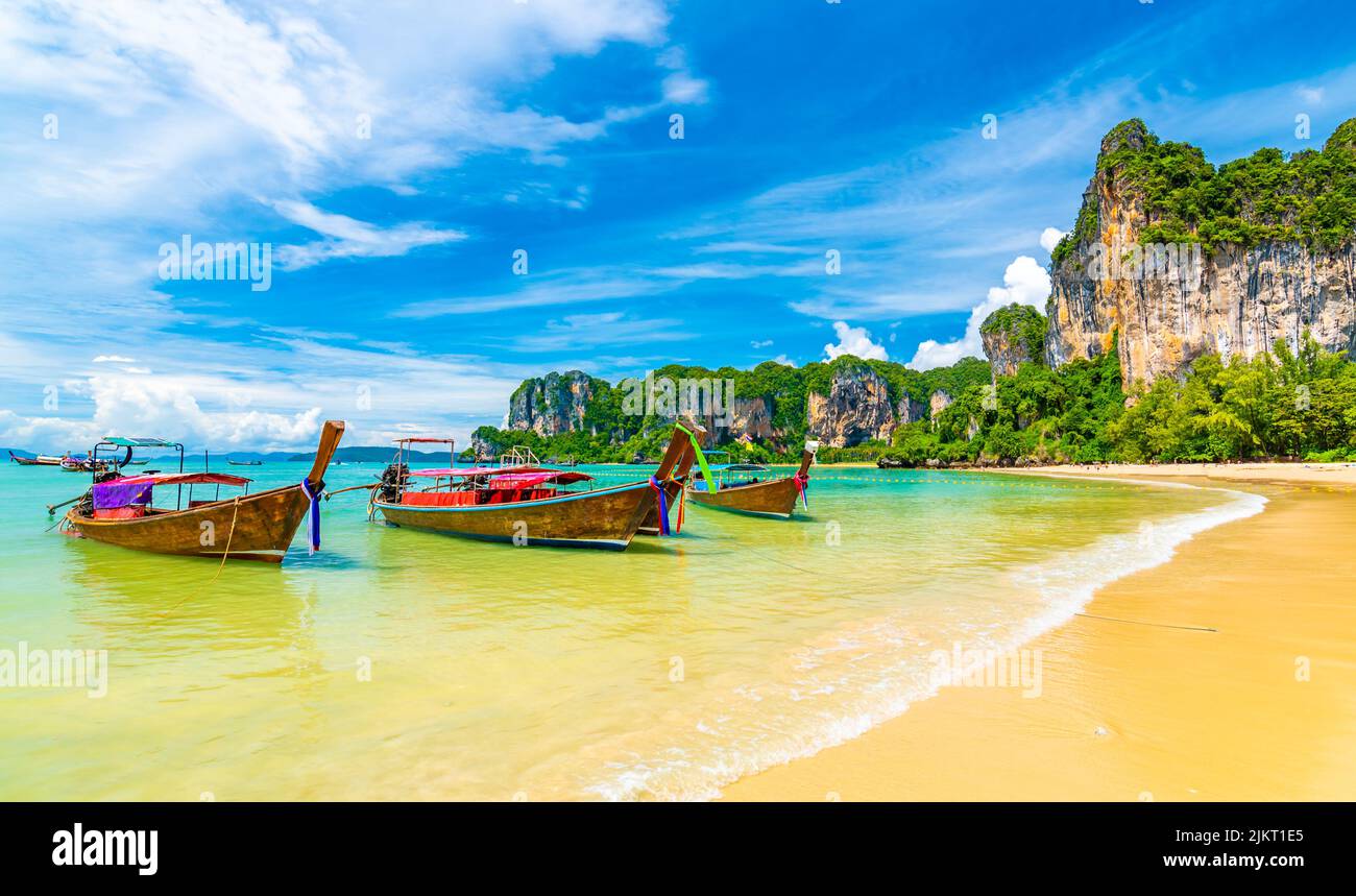 Bella vista delle barche a coda lunga sull'acqua nella baia di Railay Beach, Thailandia, Krabi città. Famosa destinazione turistica per le vacanze in paradiso tropicale. Sia Foto Stock