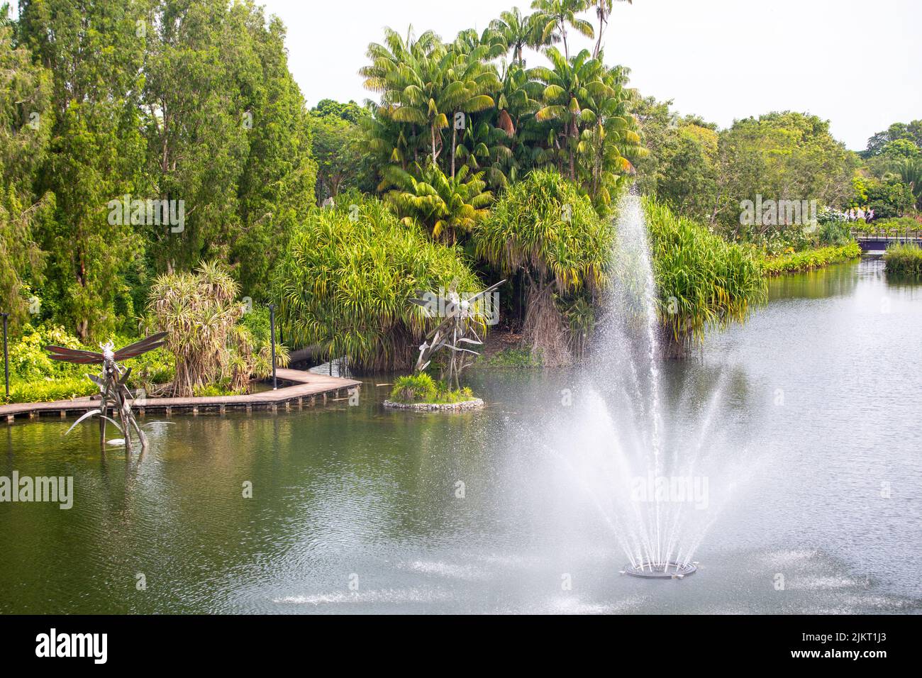 Atmosfera di fontana d'acqua al clima estivo al Gardens by the Bay, Singapore. Foto Stock