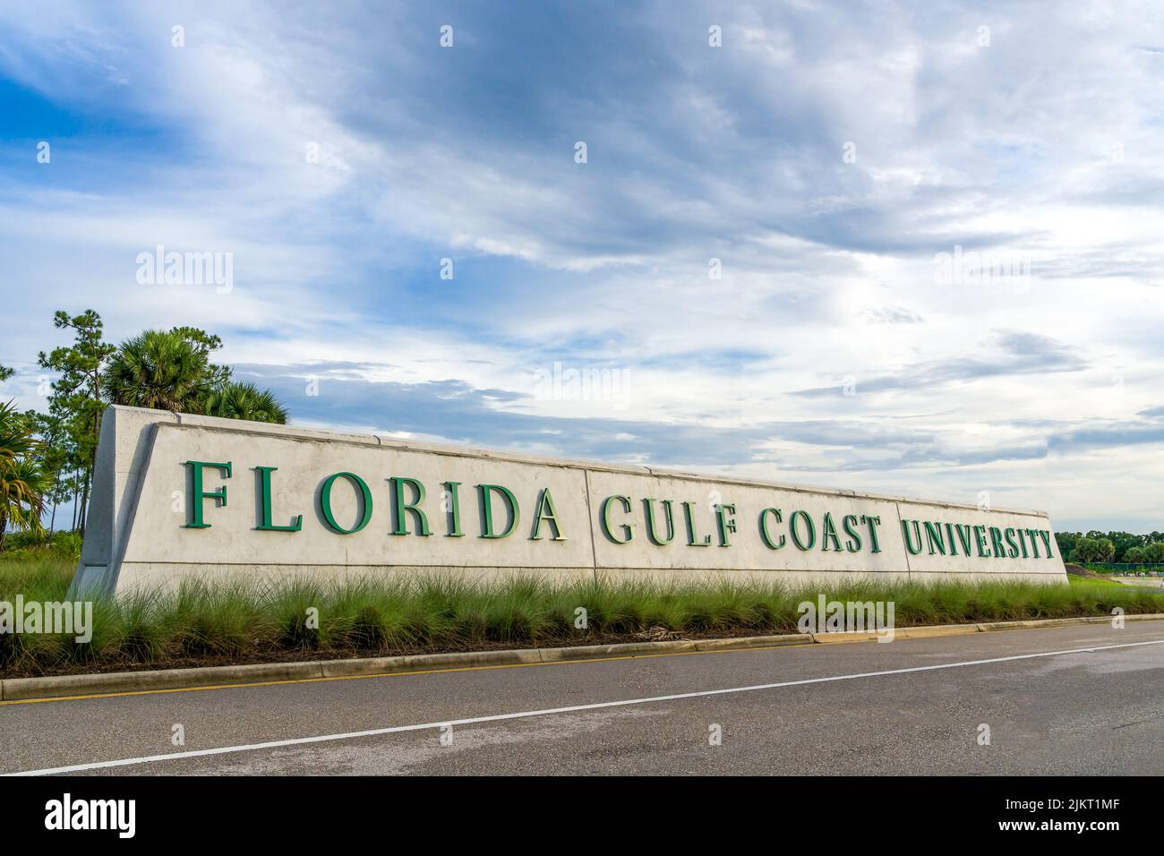 FORT MYERS, FL, USA - 6 LUGLIO 2022: Ingresso e logo del marchio alla Florida Gulf Coast University. Foto Stock