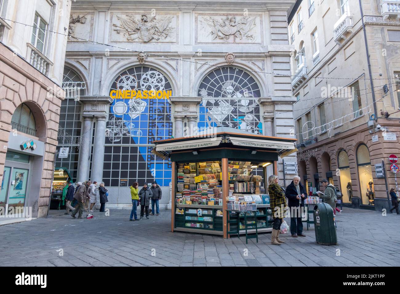 Chiosco dei venditori di libri a Palazzi dei Rolli Genova Italia il Museo Cinepassioni è sullo sfondo Piazza De Ferrari, Genova, Italia Foto Stock