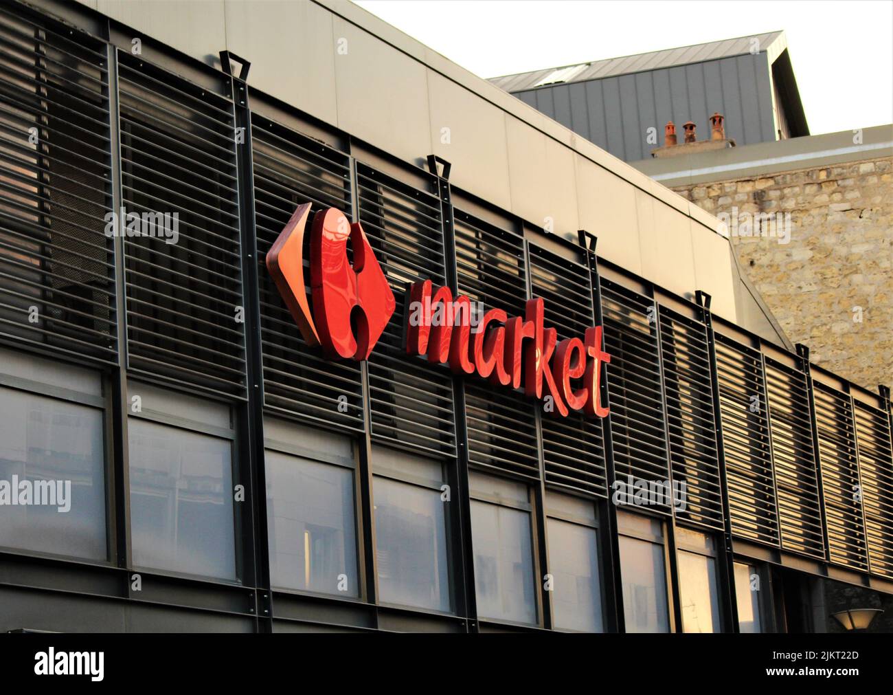 Logo Carrefour Market al tramonto. Carrefour Market è una catena di supermercati francese creata nel 2007 con negozi in tutto il mondo. Foto Stock