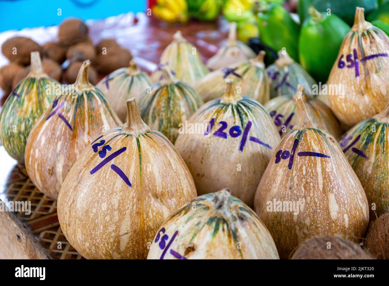 Verdure di zucca verdi e arancioni con prezzi su di loro in una bancarella di mercato in Sir Selwyn Selwyn-Clarke Market, Victoria, Seychelles. Foto Stock