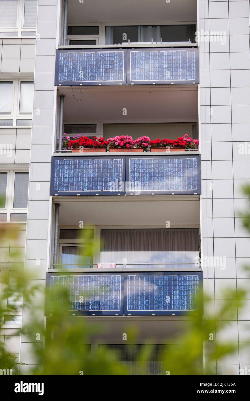 Casa a energia solare a Colonia-Bocklemuend, array fotovoltaico, moduli solari al balaustre balaustre, Colonia, Germania. Solarsiedlung in K. Foto Stock