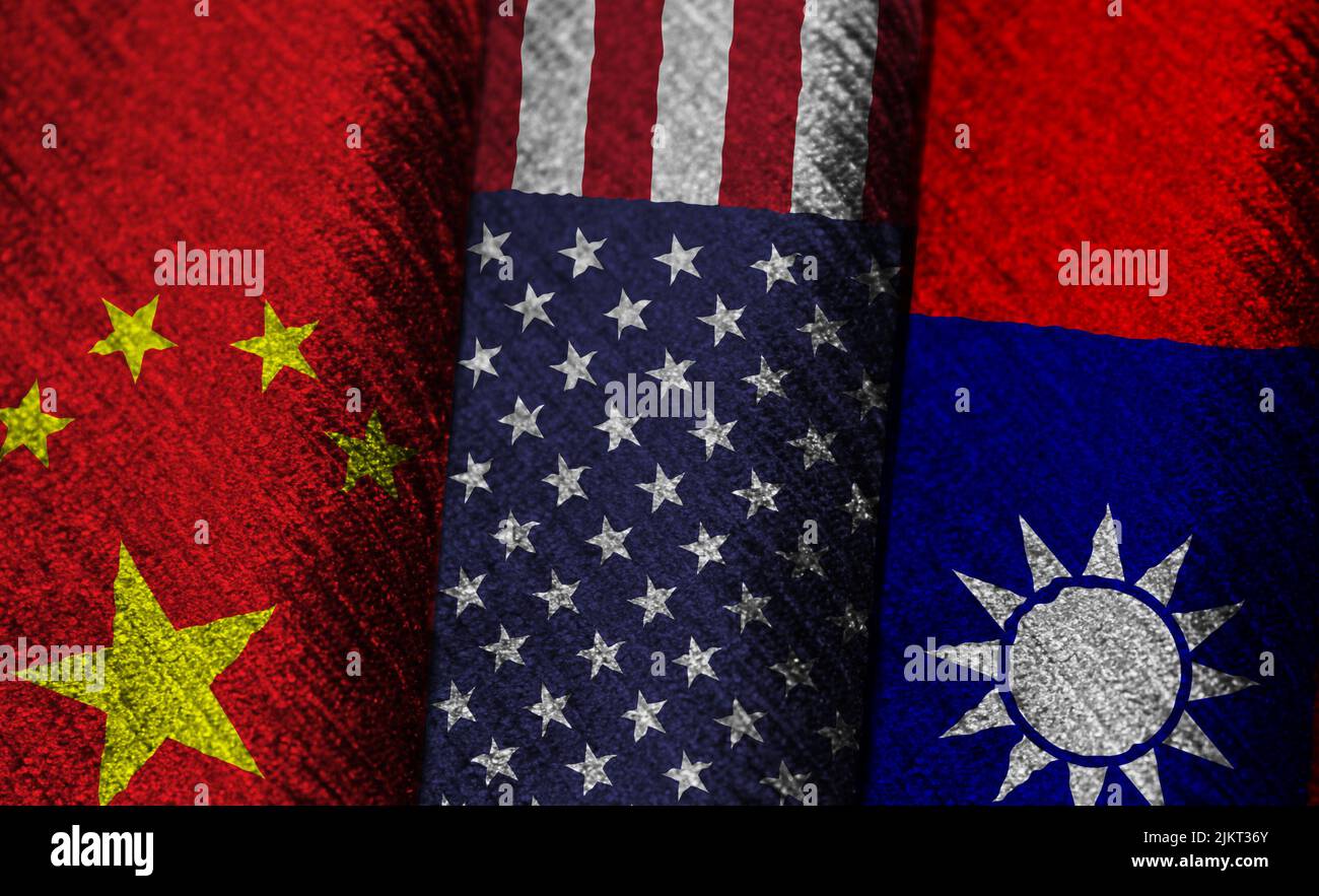 Bandiere di Cina, Stati Uniti e Taiwan su tessuto piegato. Concetto di relazioni politiche e tensione tra le tre entità. Foto Stock