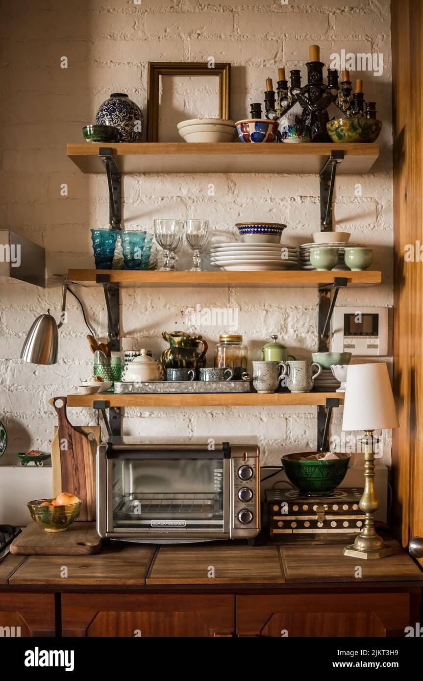 cucina moderna in stile japandi, mensole in legno naturale, rovere Foto  stock - Alamy