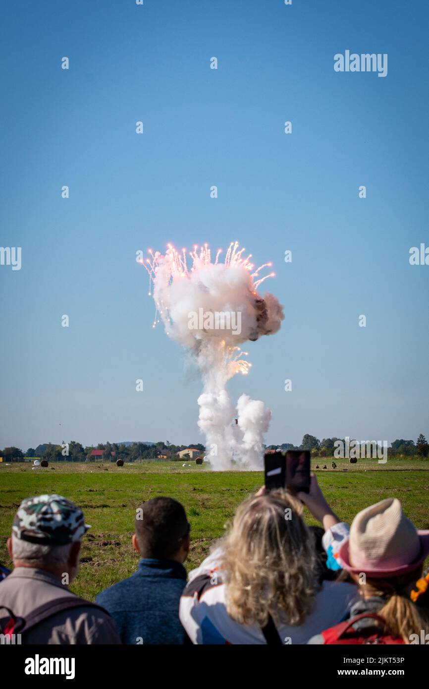 Czech Airforce Vzdušné síly L159 Alca Combat jet che esegue una corsa di personale e attacca le forze di terra con razzi e grandi esplosioni. Foto Stock