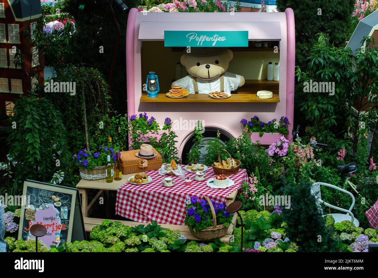 Adorabile orso che vende mini pancake olandesi. Conosciuti come Poffertjes sono fatti da lievito e farina di grano saraceno, e goduto caldo con burro e in polvere. Foto Stock