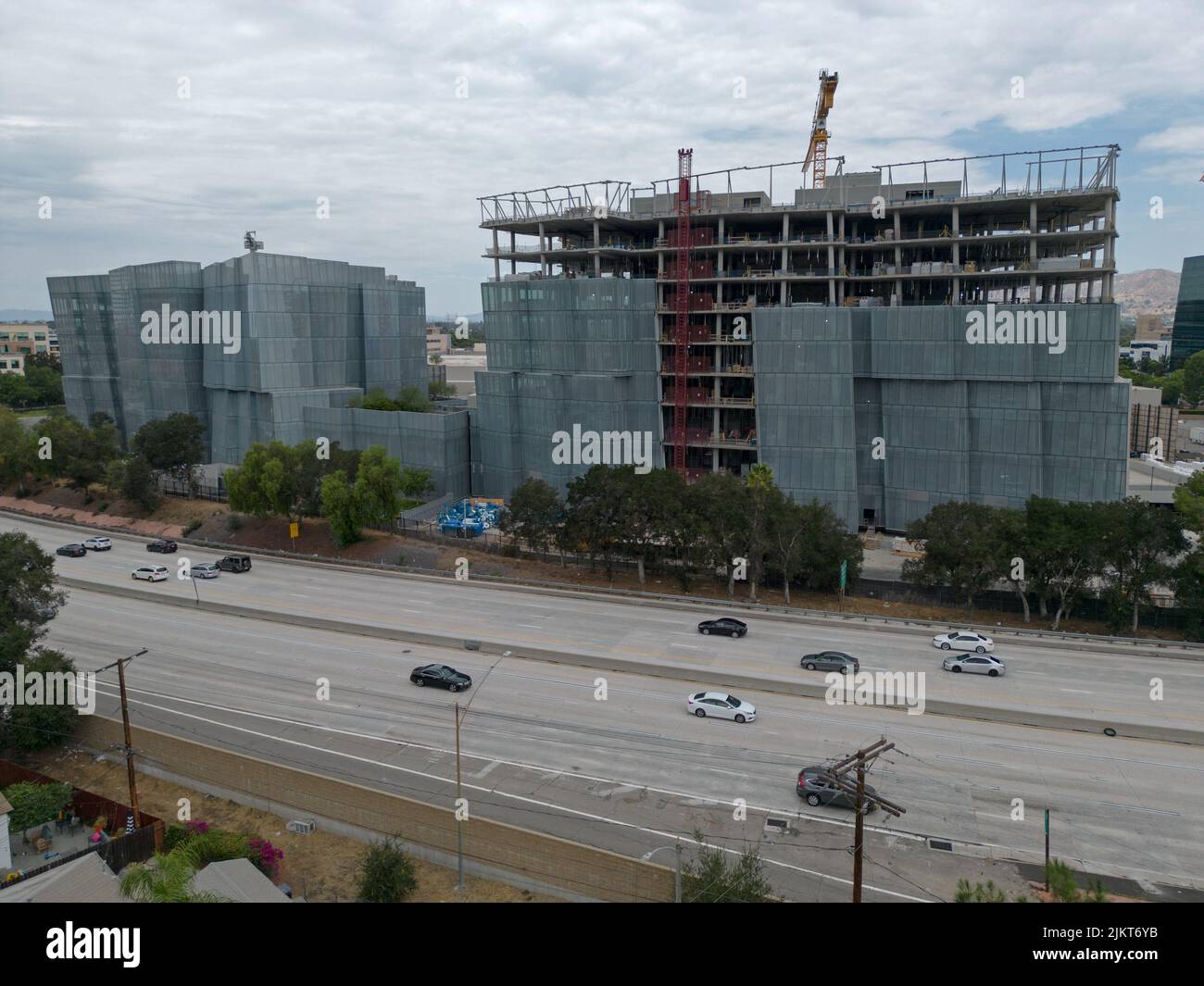 Burbank, CA / USA - 31 luglio 2022: Il progetto del secondo secolo in costruzione, che è un'espansione progettata da Frank Gehry di Burbank Studios. Foto Stock