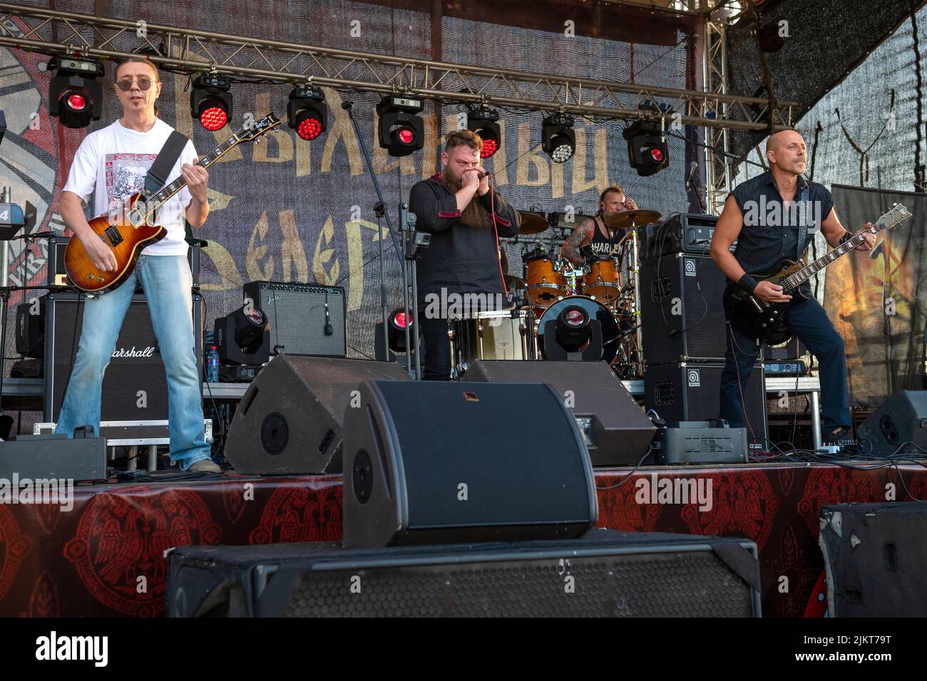REGIONE DI TVER, RUSSIA - 22 LUGLIO 2022: Frammento della performance della band rock Butterfly Temple sul festival storico 'Epic Coast - 2022' Foto Stock