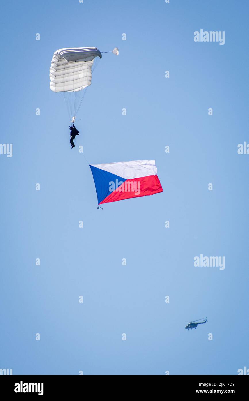 Paracadrop ceco con bandiera e paracadute atterraggio per lo spettacolo aereo NATO Days. Foto Stock