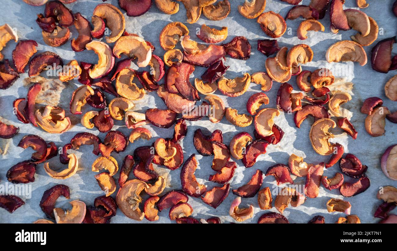 Fette di mela essiccate al sole. Crudo biologico essiccato fette di frutta mela alta vista angolo. Foto Stock