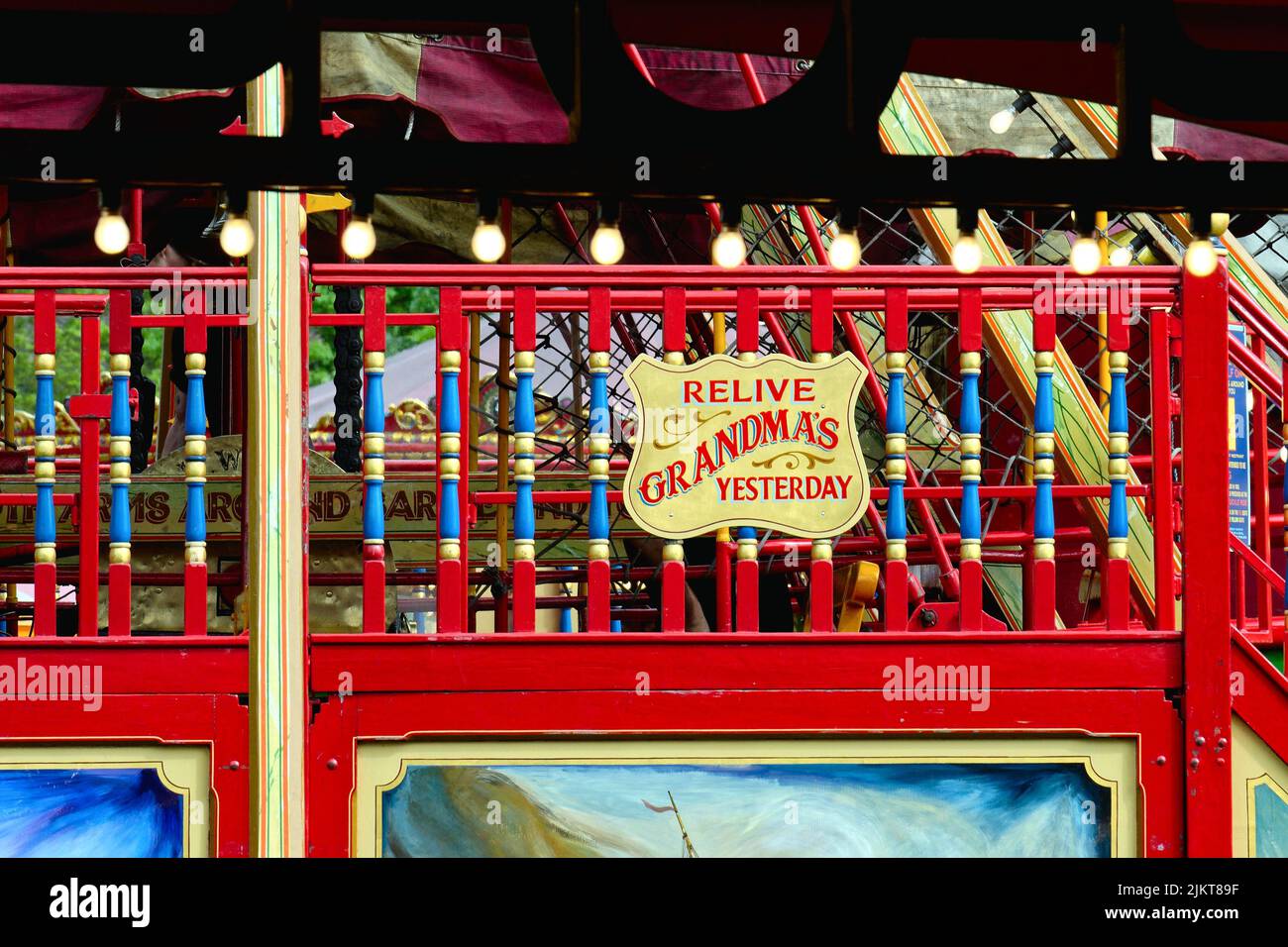 La tradizionale e colorata cartellonistica della fiera del vapore di Carters è in una giornata estiva a Surrey, Inghilterra, Regno Unito Foto Stock