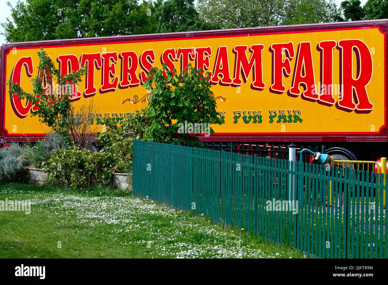 Il logo tradizionale e colorato della fiera del vapore di Carters in un giorno d'estate a Surrey Inghilterra Regno Unito Foto Stock