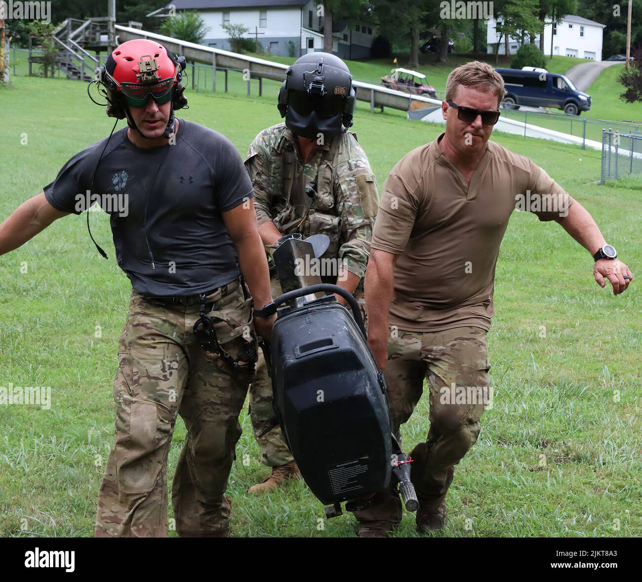 Un equipaggio di volo della Guardia Nazionale del Kentucky dal 2/147th Bravo Co. Ha aiutato negli sforzi di soccorso delle alluvioni in risposta ad uno stato dichiarato di emergenza nel Kentucky orientale il 29 luglio 2022. La loro missione consiste nel sostenere il movimento Soldier, il trasporto di supporto congiunto, la consegna di forniture di emergenza e il rilevamento di aree alluvionali in cerca di superstiti del Kentucky. (STATI UNITI Guardia Nazionale dell'esercito foto di Sgt. Jesse Elbouab) Foto Stock