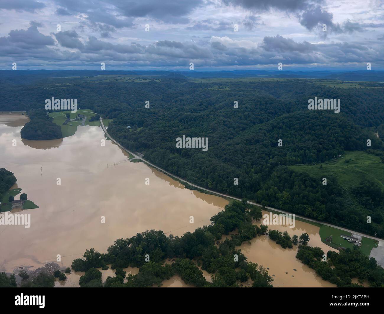 Un equipaggio di volo della Guardia Nazionale del Kentucky dal 2/147th Bravo Co. Ha aiutato negli sforzi di soccorso delle alluvioni in risposta ad uno stato dichiarato di emergenza nel Kentucky orientale il 29 luglio 2022. La loro missione consiste nel sostenere il movimento Soldier, il trasporto di supporto congiunto, la consegna di forniture di emergenza e il rilevamento di aree alluvionali in cerca di superstiti del Kentucky. (STATI UNITI Guardia Nazionale dell'esercito foto di Sgt. Jesse Elbouab) Foto Stock
