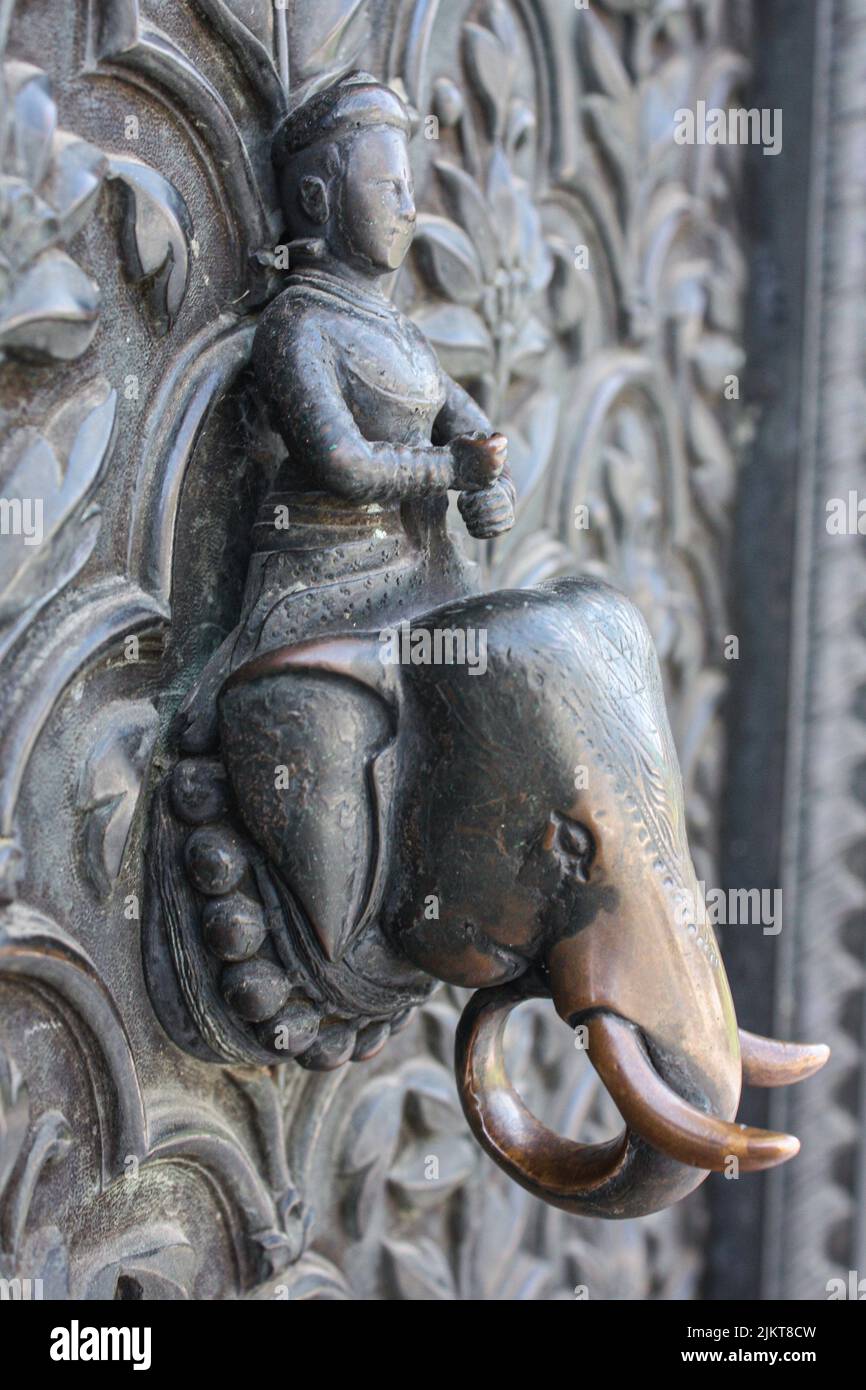 Un colpo verticale di un batticalcagno medievale in metallo Foto Stock