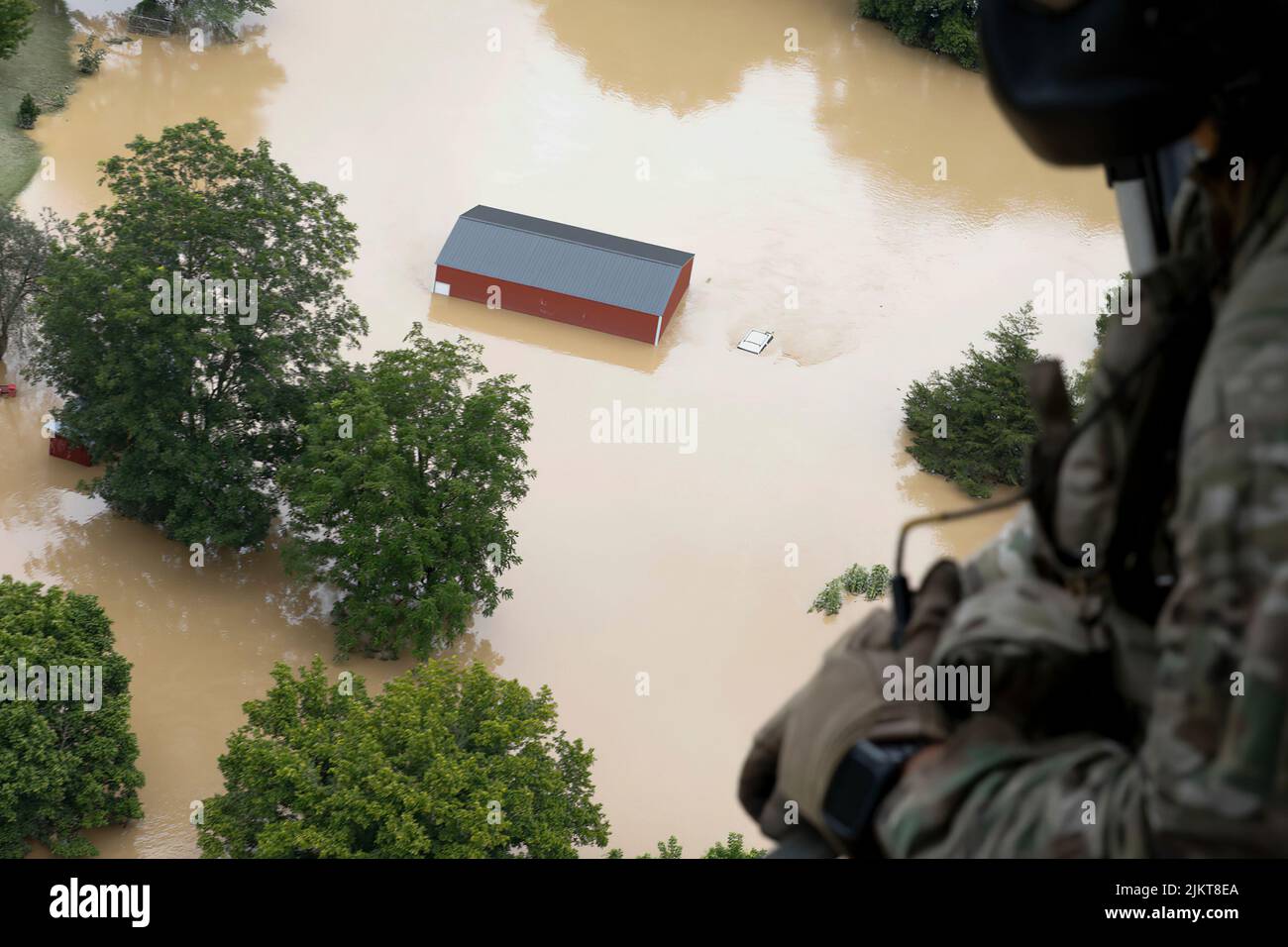 Un equipaggio di volo della Guardia Nazionale del Kentucky dal 2/147th Bravo Co. Ha aiutato negli sforzi di soccorso delle alluvioni in risposta ad uno stato dichiarato di emergenza nel Kentucky orientale il 29 luglio 2022. La loro missione consiste nel sostenere il movimento Soldier, il trasporto di supporto congiunto, la consegna di forniture di emergenza e il rilevamento di aree alluvionali in cerca di superstiti del Kentucky. (STATI UNITI Guardia Nazionale dell'esercito foto di Sgt. Jesse Elbouab) Foto Stock