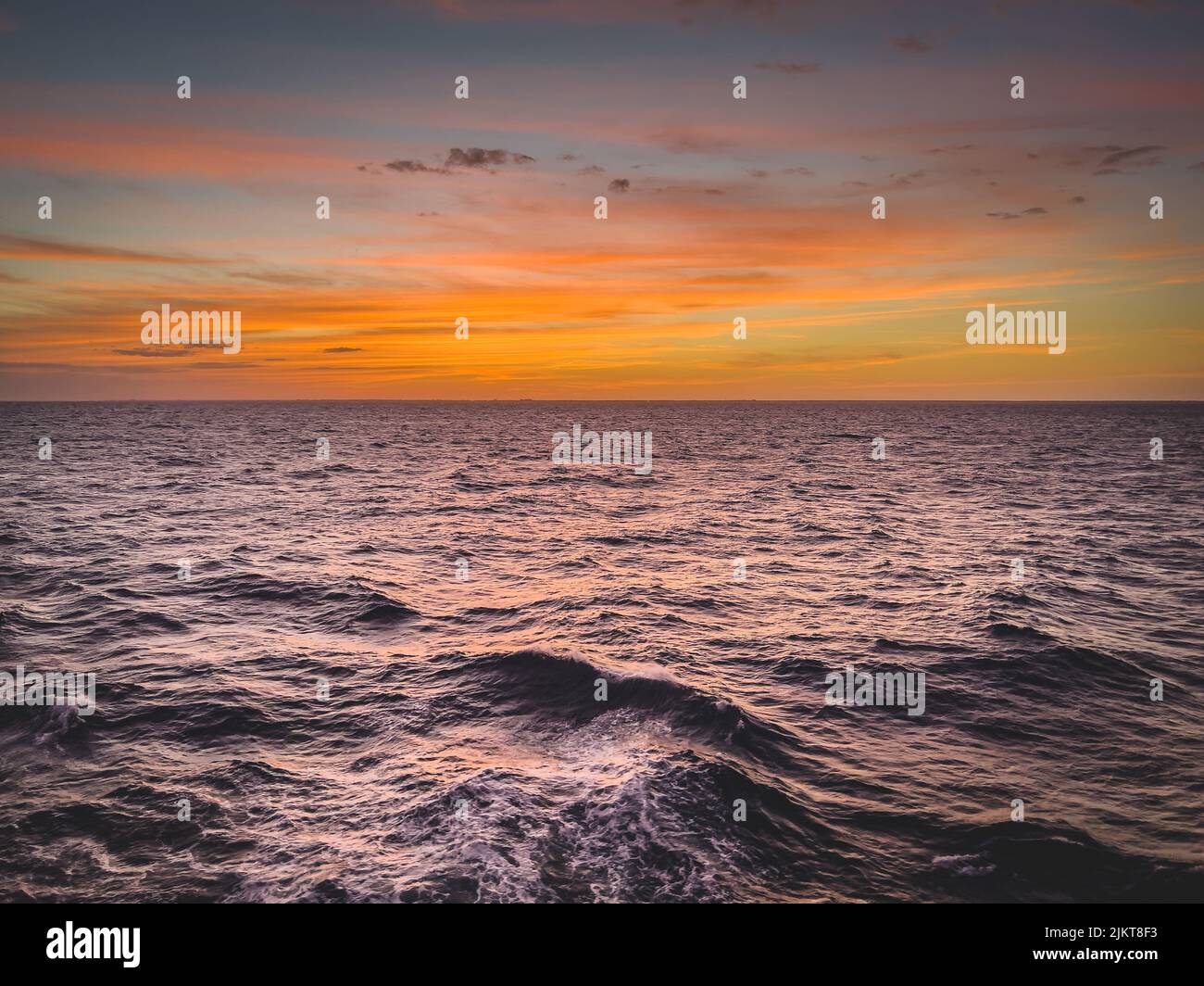 Una splendida vista del tramonto da una nave nel Golfo del Messico Foto Stock