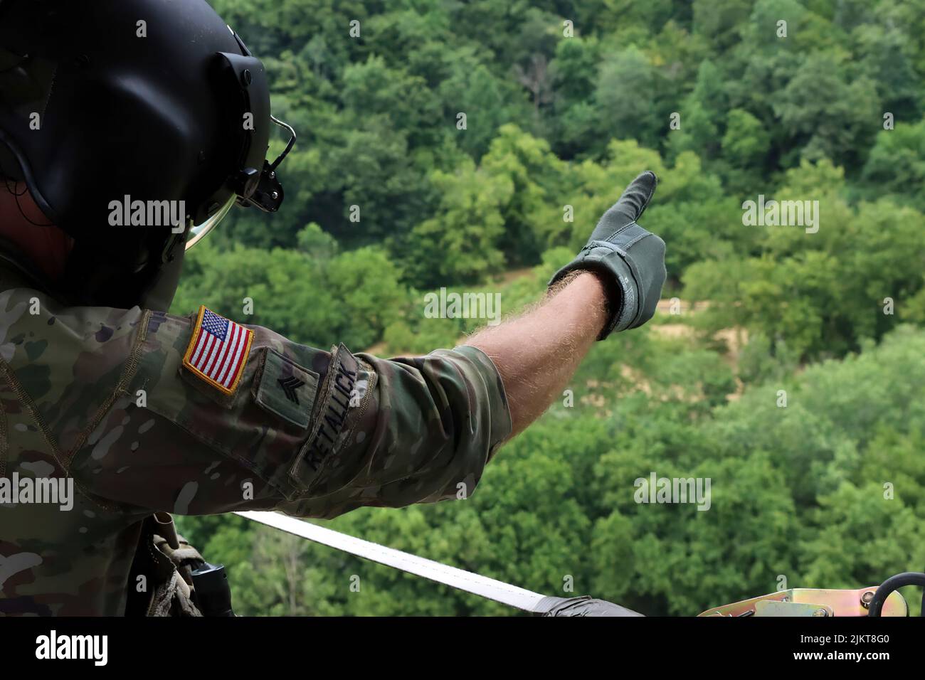 Un equipaggio di volo della Guardia Nazionale del Kentucky dal 2/147th Bravo Co. Ha aiutato negli sforzi di soccorso delle alluvioni in risposta ad uno stato dichiarato di emergenza nel Kentucky orientale il 29 luglio 2022. La loro missione consiste nel sostenere il movimento Soldier, il trasporto di supporto congiunto, la consegna di forniture di emergenza e il rilevamento di aree alluvionali in cerca di superstiti del Kentucky. (STATI UNITI Guardia Nazionale dell'esercito foto di Sgt. Jesse Elbouab) Foto Stock