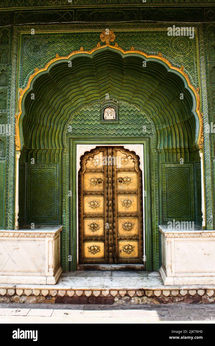 La porta Rosa al Chandra Mahal, Jaipur City Palace, Rajasthan, India Foto Stock