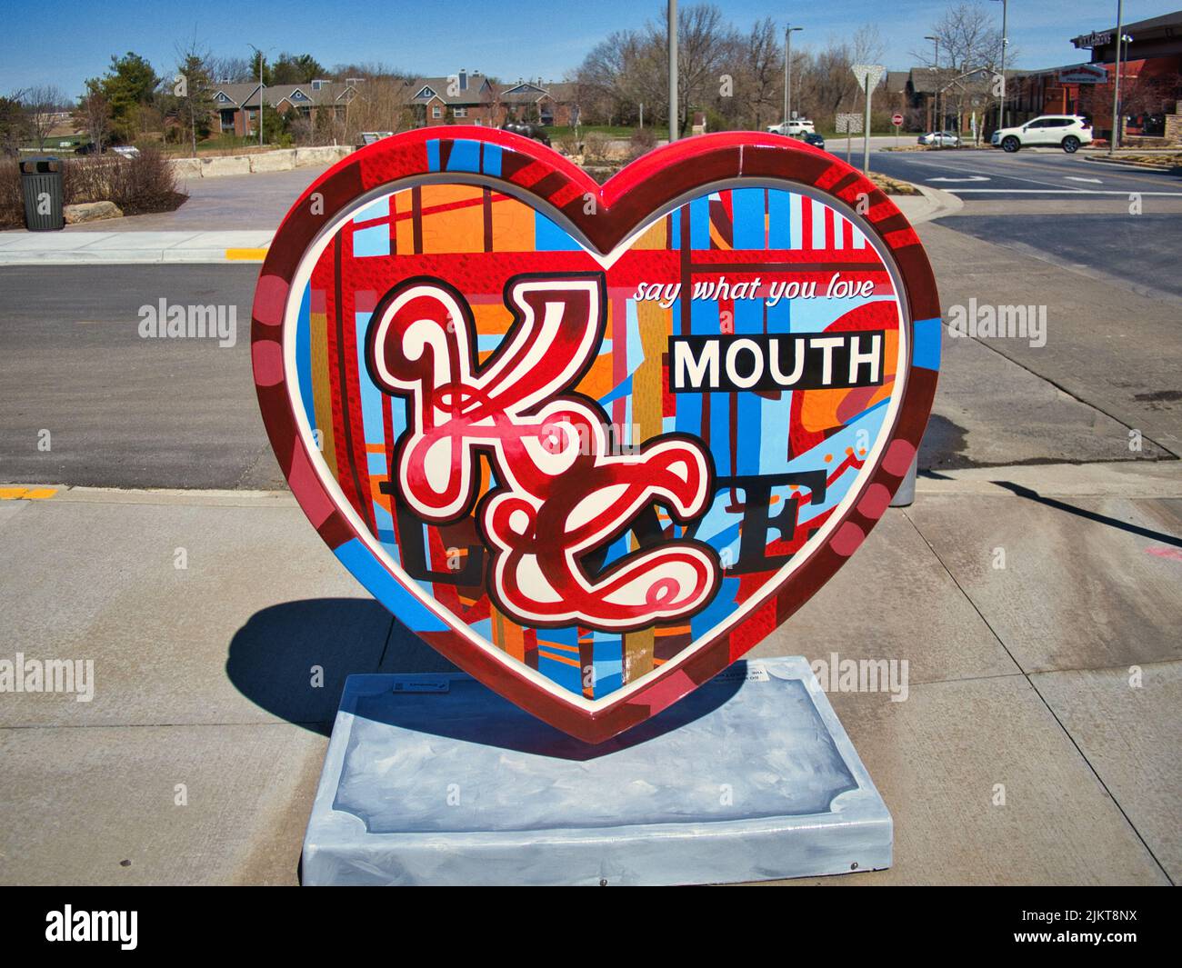 Il cuore della Kansas City Parade of Hearts al Prairie Fire Museum di Overland Park, Kansas. Foto Stock