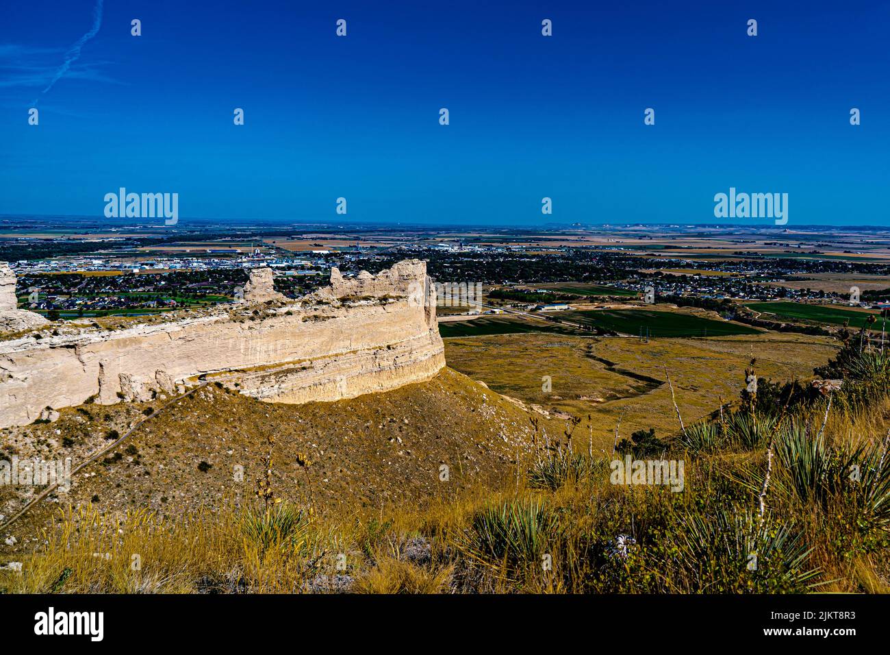 Vista sul monumento nazionale Scotts Bluff e sulla città di Scottsbluff, Nebraska, dietro di esso Foto Stock