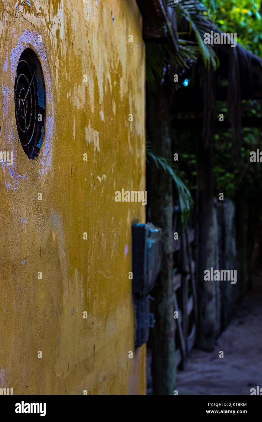 Un vecchio edificio in stile spagnolo circondato da alberi verdi Foto Stock