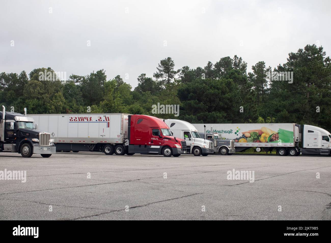 Augusta, GA USA - 05 21 21: Semi-camion parcheggiati in un parcheggio di sosta per camion Foto Stock