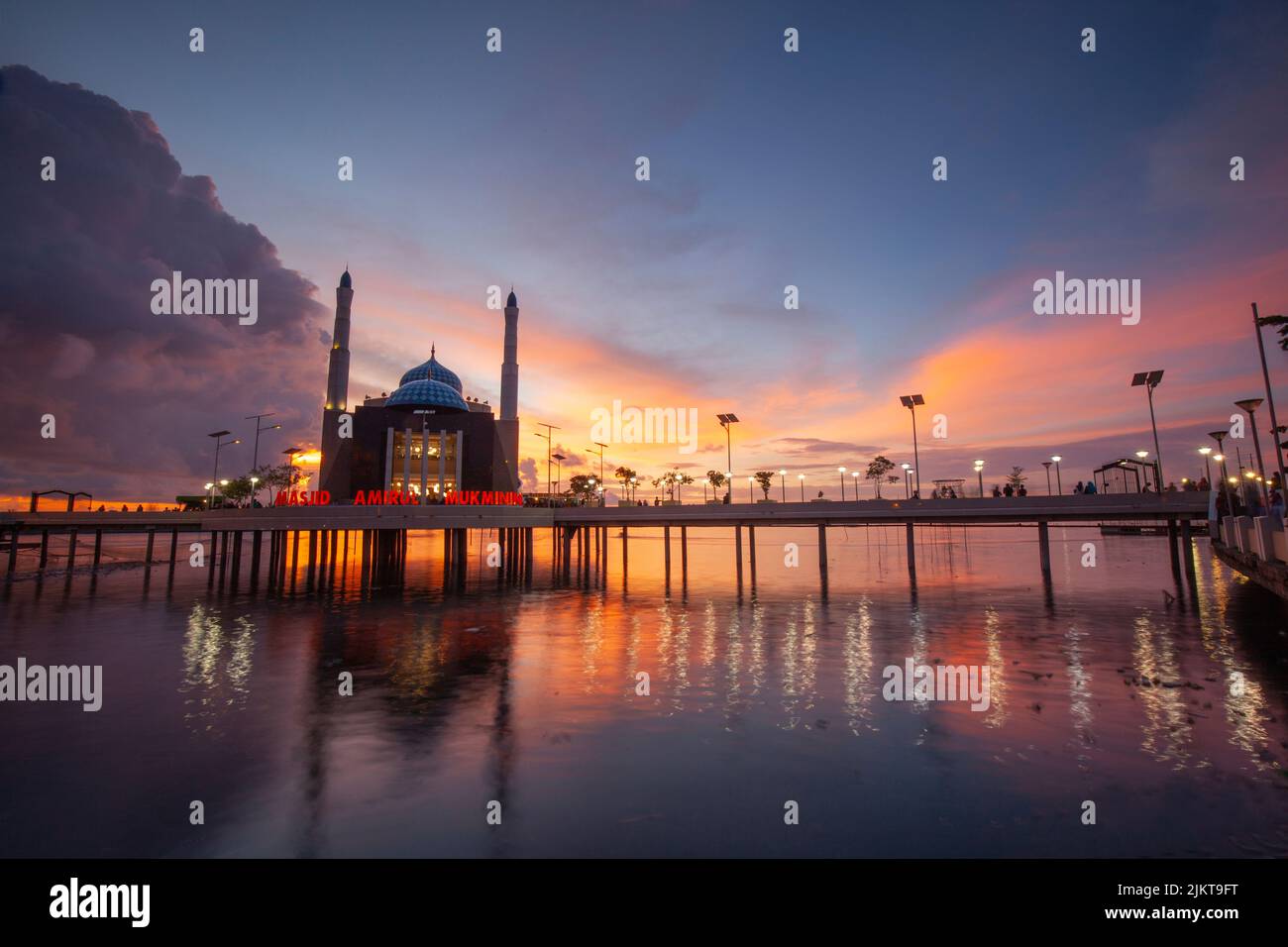 Una vista panoramica della Moschea galleggiante in Indonesia su di un mare calmo durante il tramonto Foto Stock