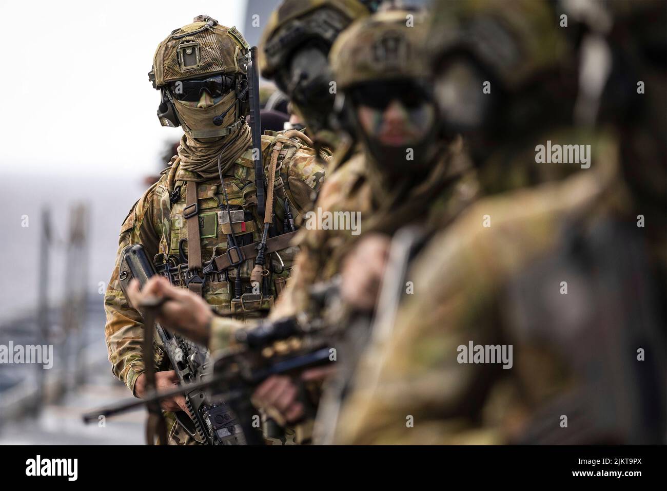 Oceano Pacifico, Stati Uniti. 02nd ago 2022. I commandos dell'esercito australiano si preparano a caricare in un elicottero di Venom del corpo Marino degli Stati Uniti UH-1Y sul ponte di volo della nave del bacino dell'elicottero di atterraggio di classe Canberra della Marina reale Australiana HMAS Canberra durante un assalto anfibio al bordo dell'esercitazione pacifica, 2 agosto 2022 al largo della costa delle Hawaii, USA. Credit: Smaran Matthew Lyall/US Navy/Alamy Live News Foto Stock