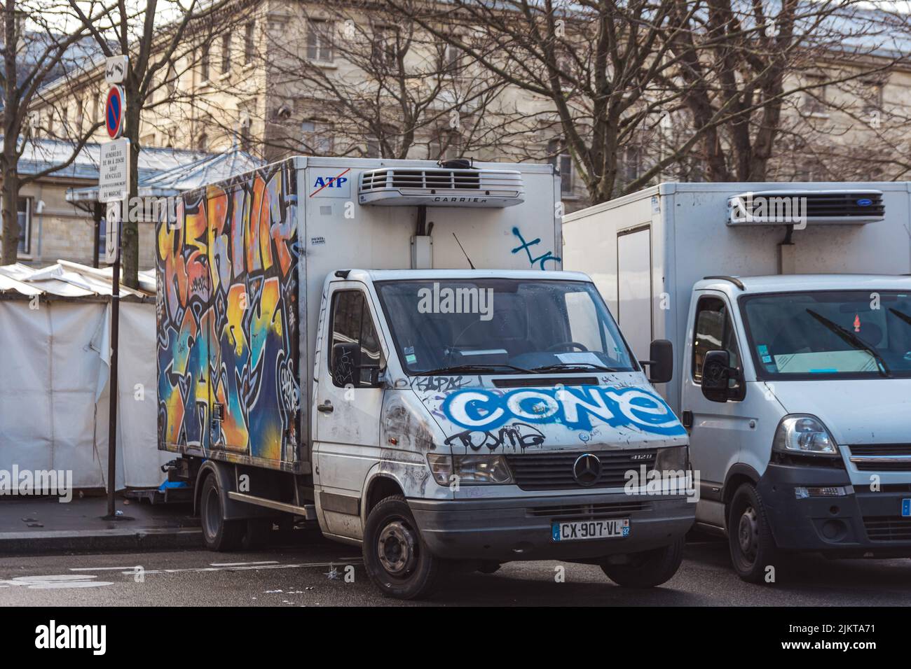 Grande furgone parcheggiato in strada. Mercedes Benz Sprinter modello 412D Foto Stock