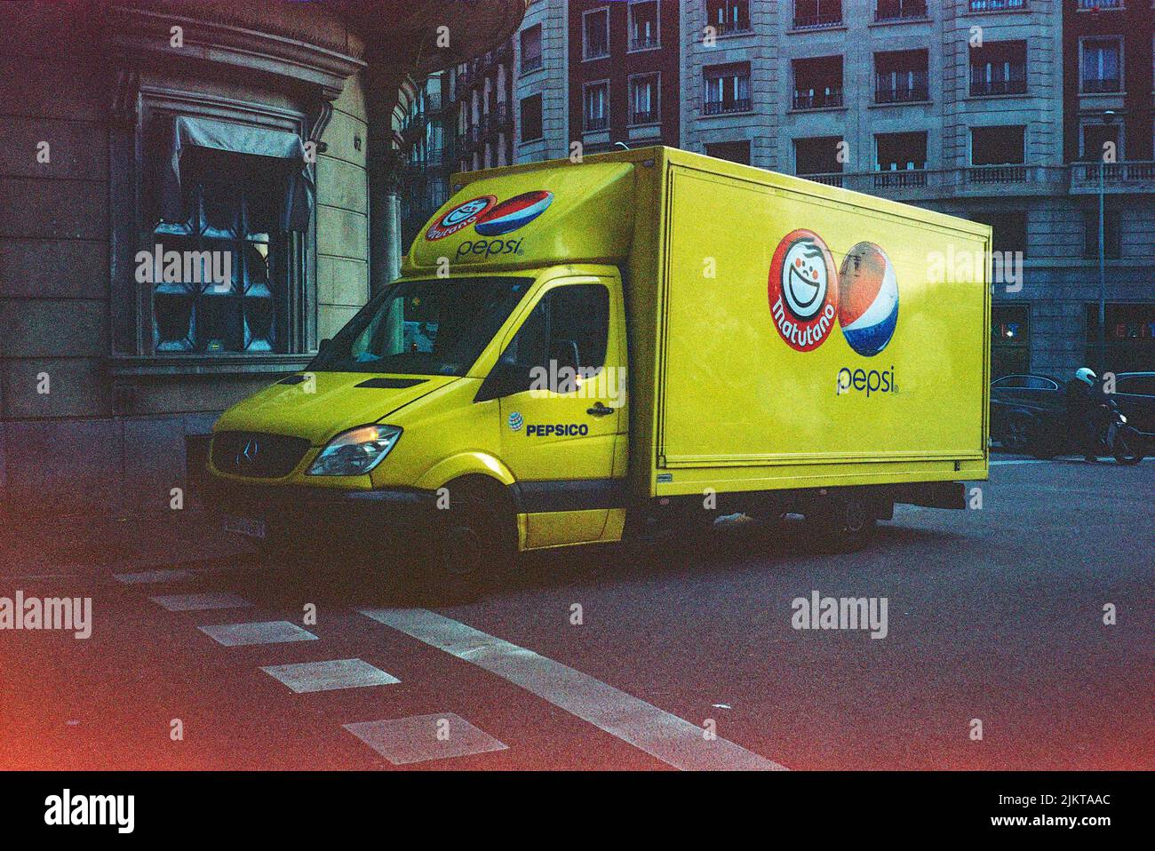 Grande furgone parcheggiato in strada. Modello Mercedes Benz Sprinter Foto Stock