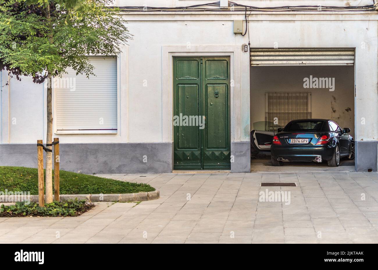 Moderna e lussuosa macchina veloce parcheggiata nel garage privato, Mercedes Benz SLK indietro Foto Stock