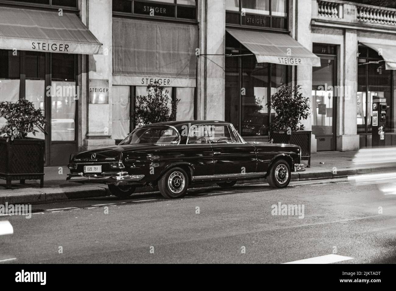 Classica auto di lusso parcheggiata in strada, foto con telecamera analogica. Mercedes Benz W111 Foto Stock
