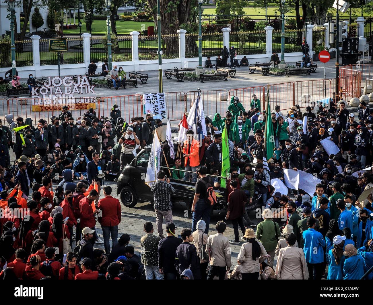 Yogyakarta, Indonesia - Aprile 9th 2022: Dimostrazione degli studenti di Yogyakarta, dimostrazione contro le politiche governative relative all'aumento dei prezzi di base Foto Stock