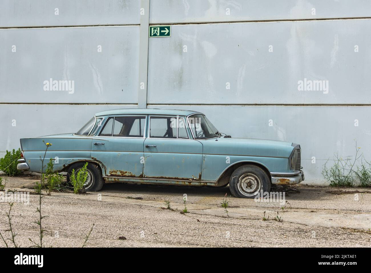Classica auto di lusso abbandonata in strada, Merdedes Benz W111 Foto Stock
