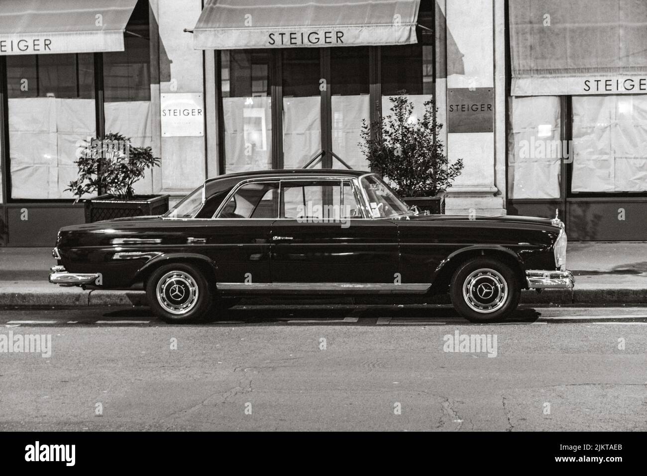 Classica auto di lusso parcheggiata in strada, foto con telecamera analogica. Mercedes Benz W111 Foto Stock