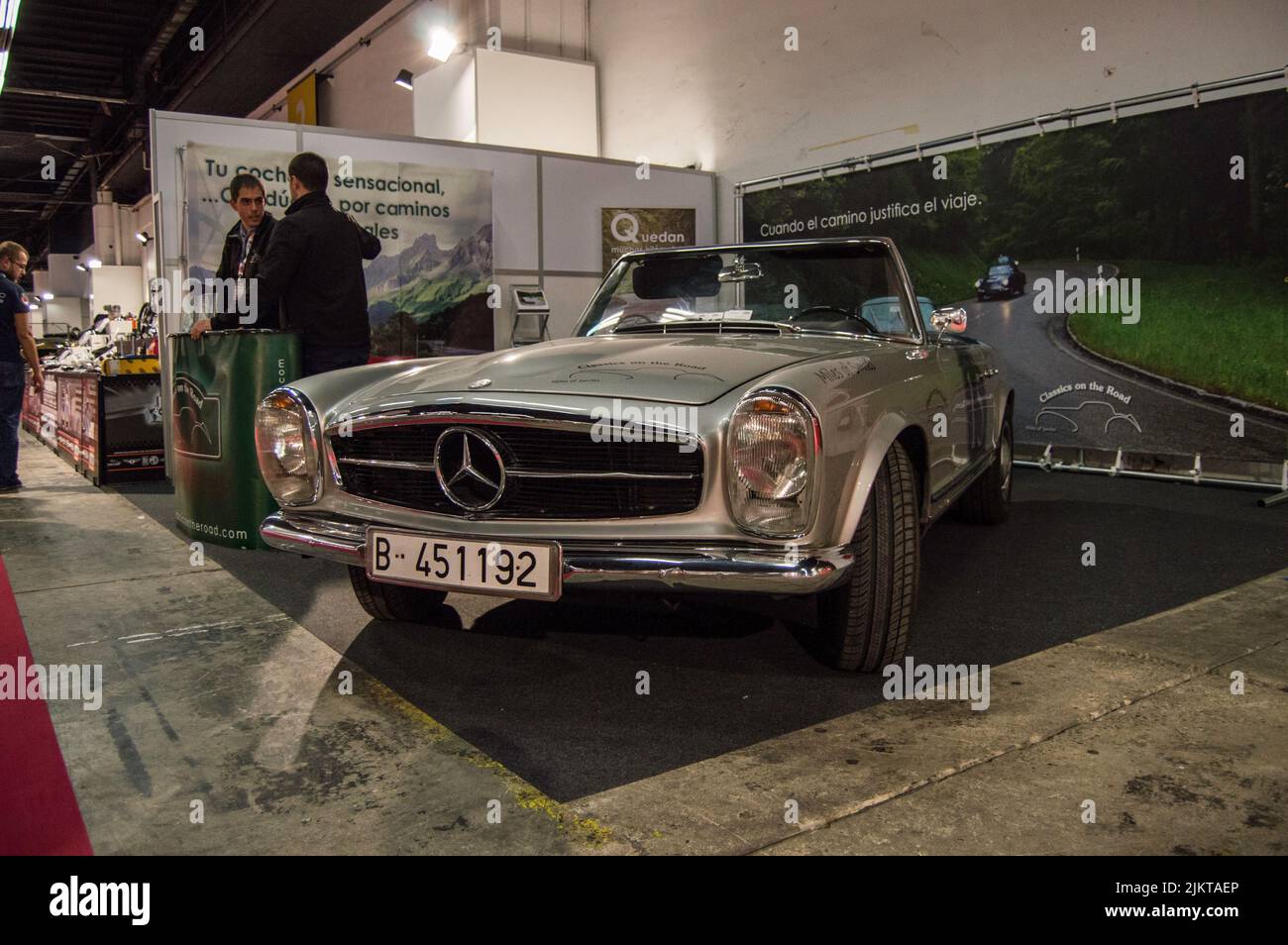 Vecchia auto classica di lusso esposta in esposizione. Mercedes Benz W113 Foto Stock