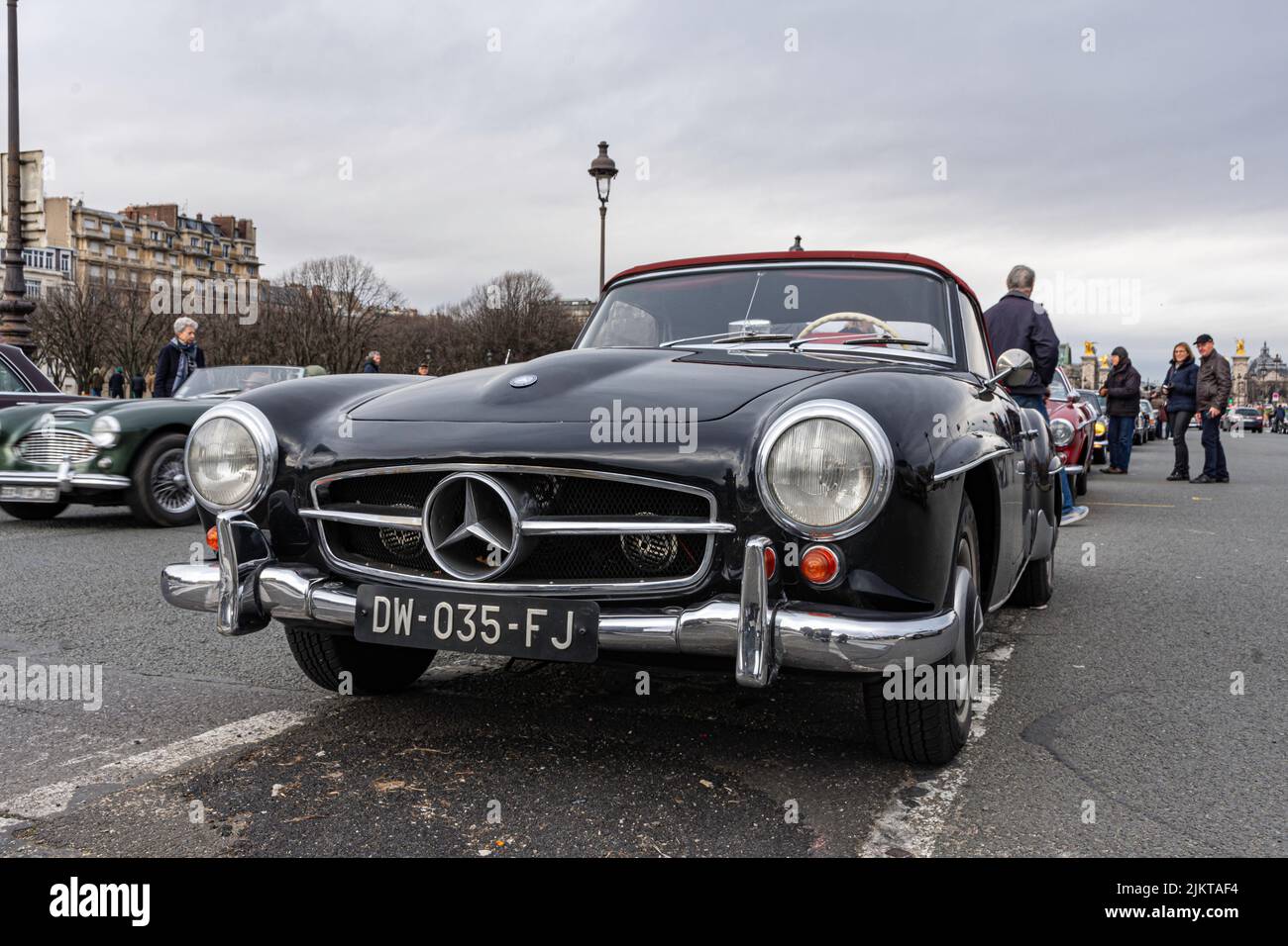 Vecchia auto sportiva classica di lusso in strada, dettaglio di Mercedes Benz W121 190SL Foto Stock