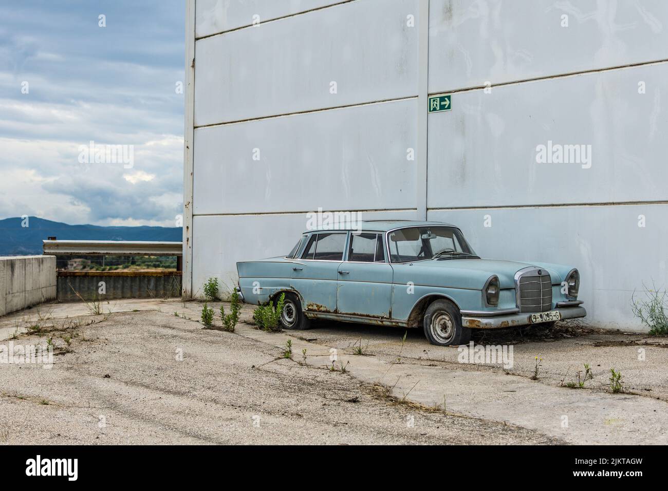 Classica auto di lusso abbandonata in strada, Merdedes Benz W111 Foto Stock