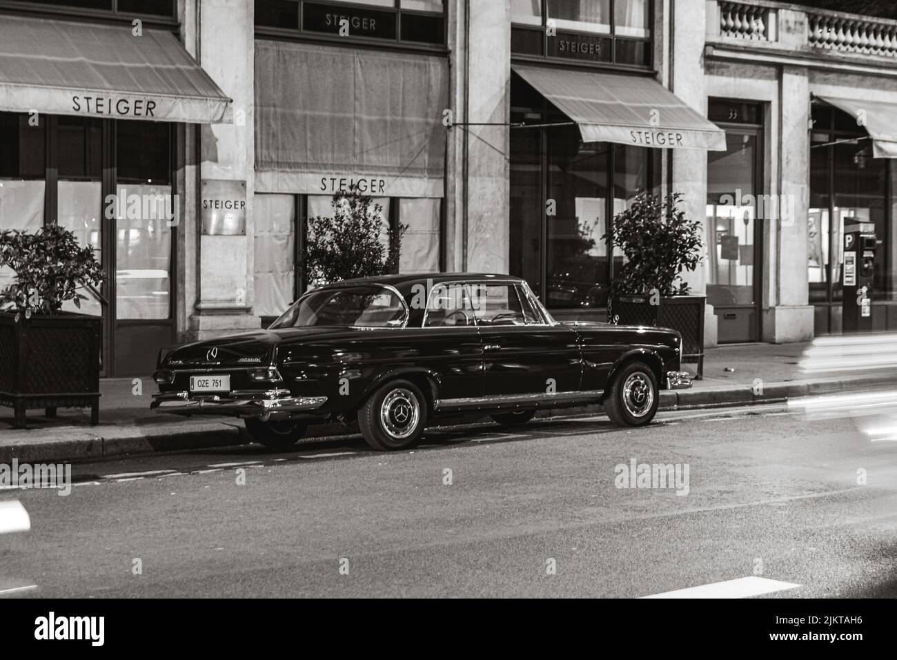 Classica auto di lusso parcheggiata in strada, foto con telecamera analogica. Mercedes Benz W111 Foto Stock