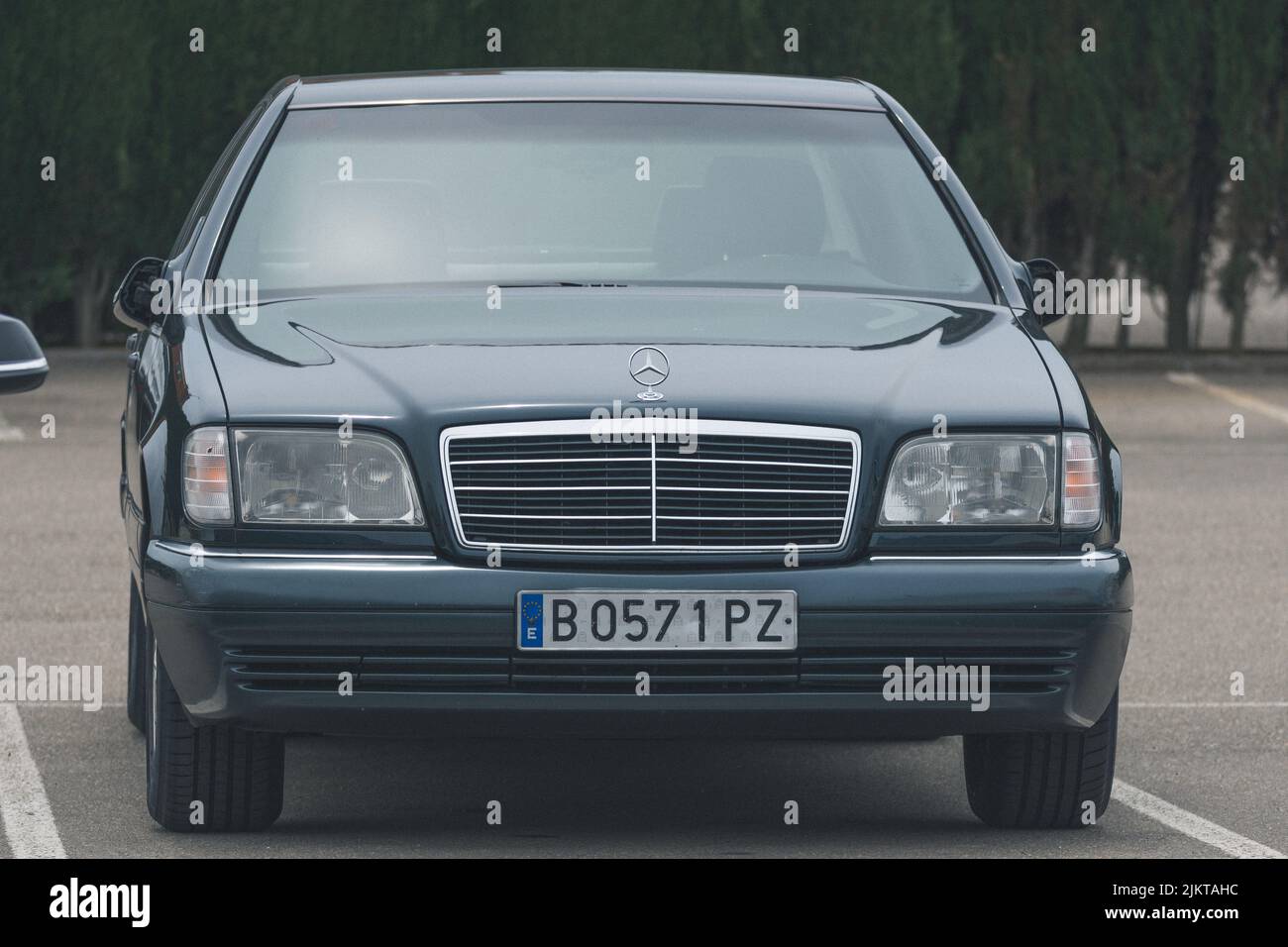 Auto di lusso classica parcheggiata nel parco, Mercedes Benz W140 Foto Stock