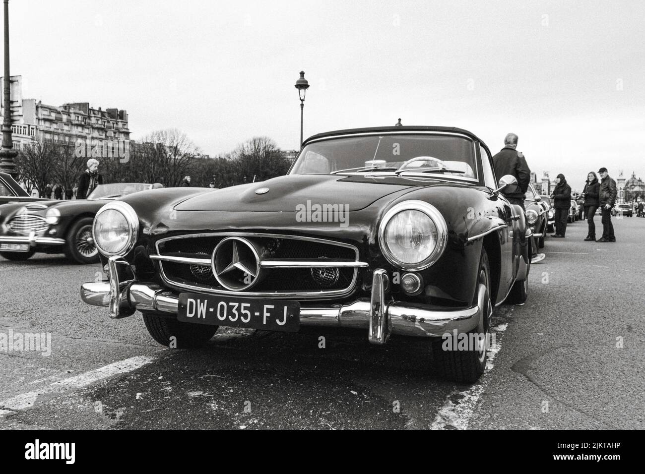 Vecchia auto sportiva classica di lusso in strada, dettaglio di Mercedes Benz W121 190SL Foto Stock