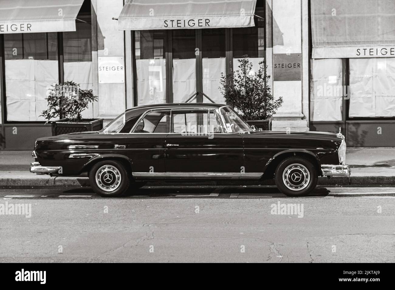 Classica auto di lusso parcheggiata in strada, foto con telecamera analogica. Mercedes Benz W111 Foto Stock