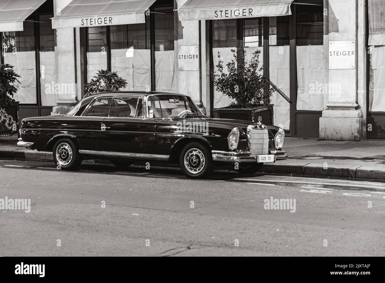 Classica auto di lusso parcheggiata in strada, foto con telecamera analogica. Mercedes Benz W111 Foto Stock