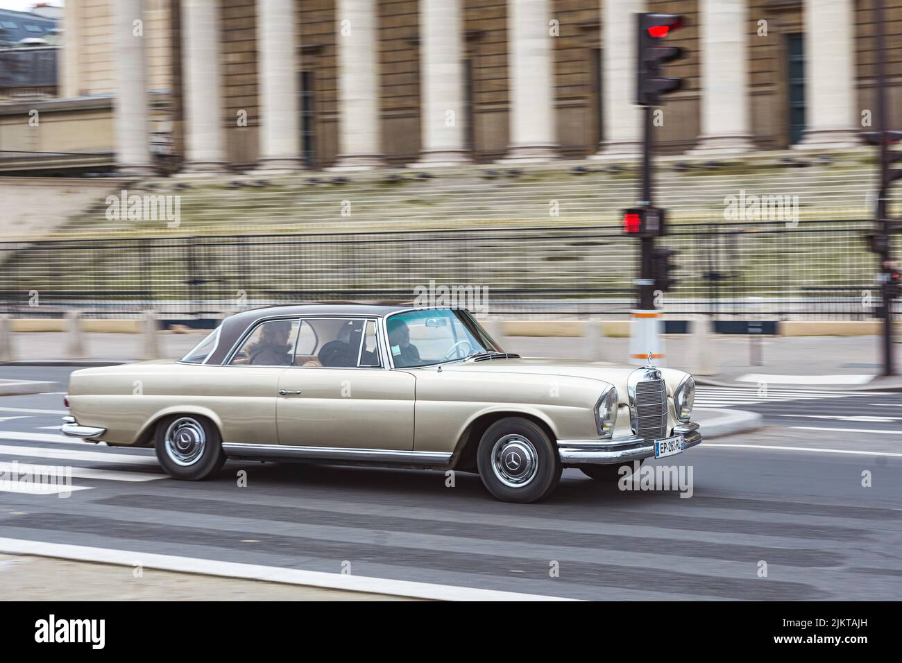 Classica auto di lusso parcheggiata in strada, foto con telecamera analogica. Mercedes Benz W111 Foto Stock