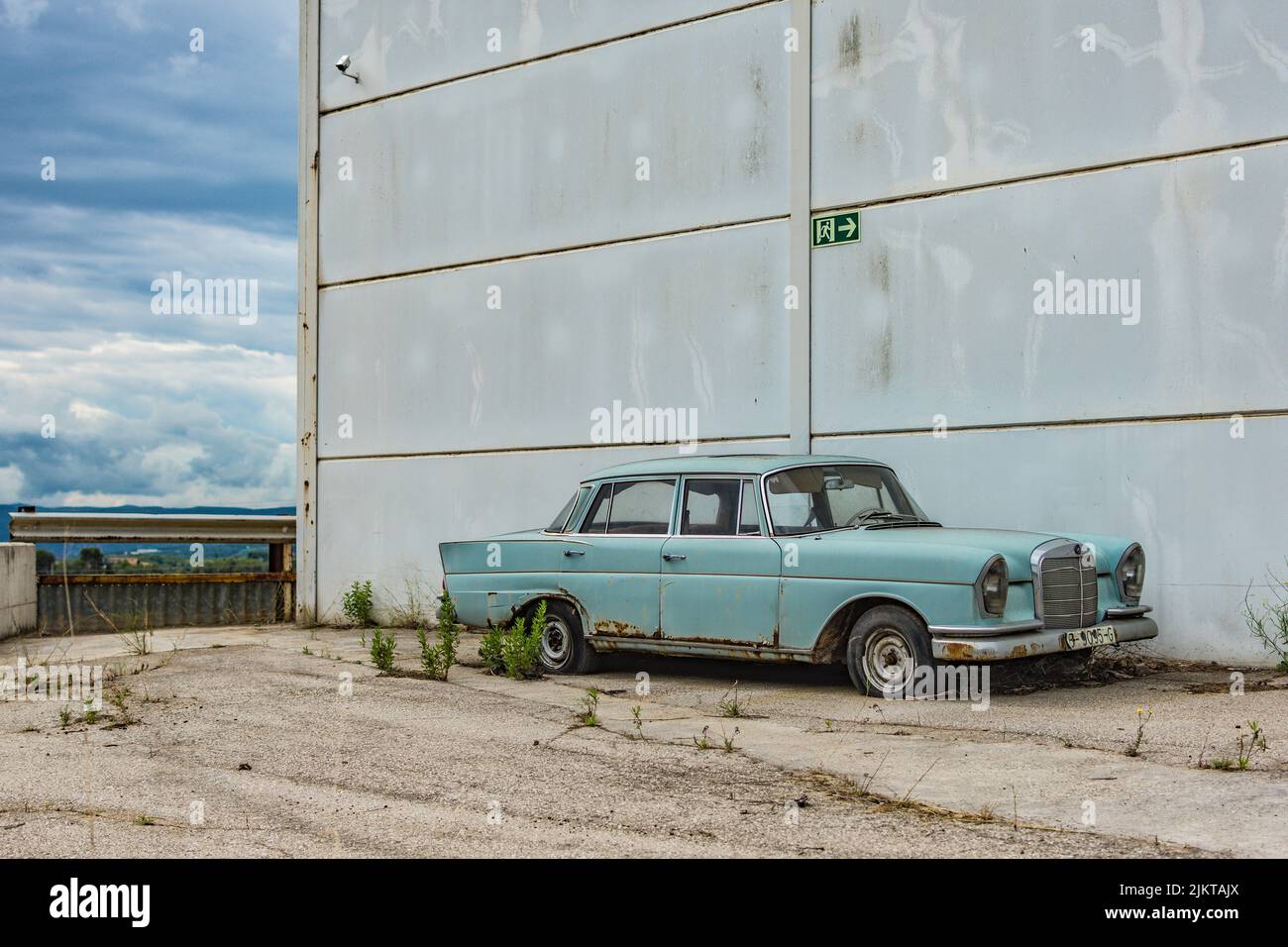 Classica auto di lusso abbandonata in strada, Merdedes Benz W111 Foto Stock