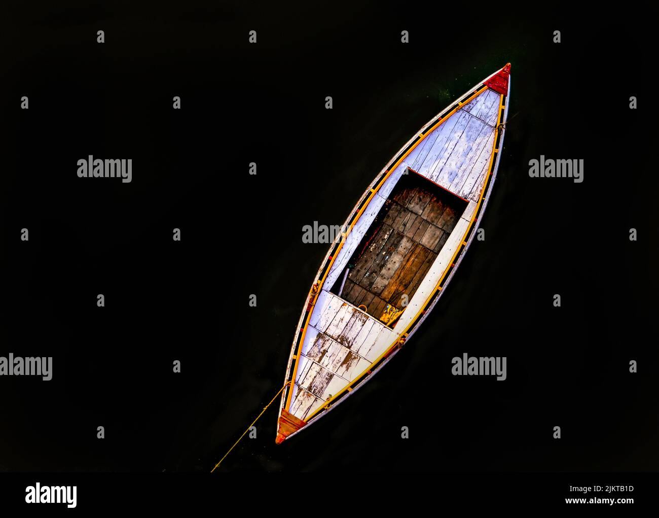 Vista dall'alto di una barca a remi vuota su sfondo nero, lago Foto Stock