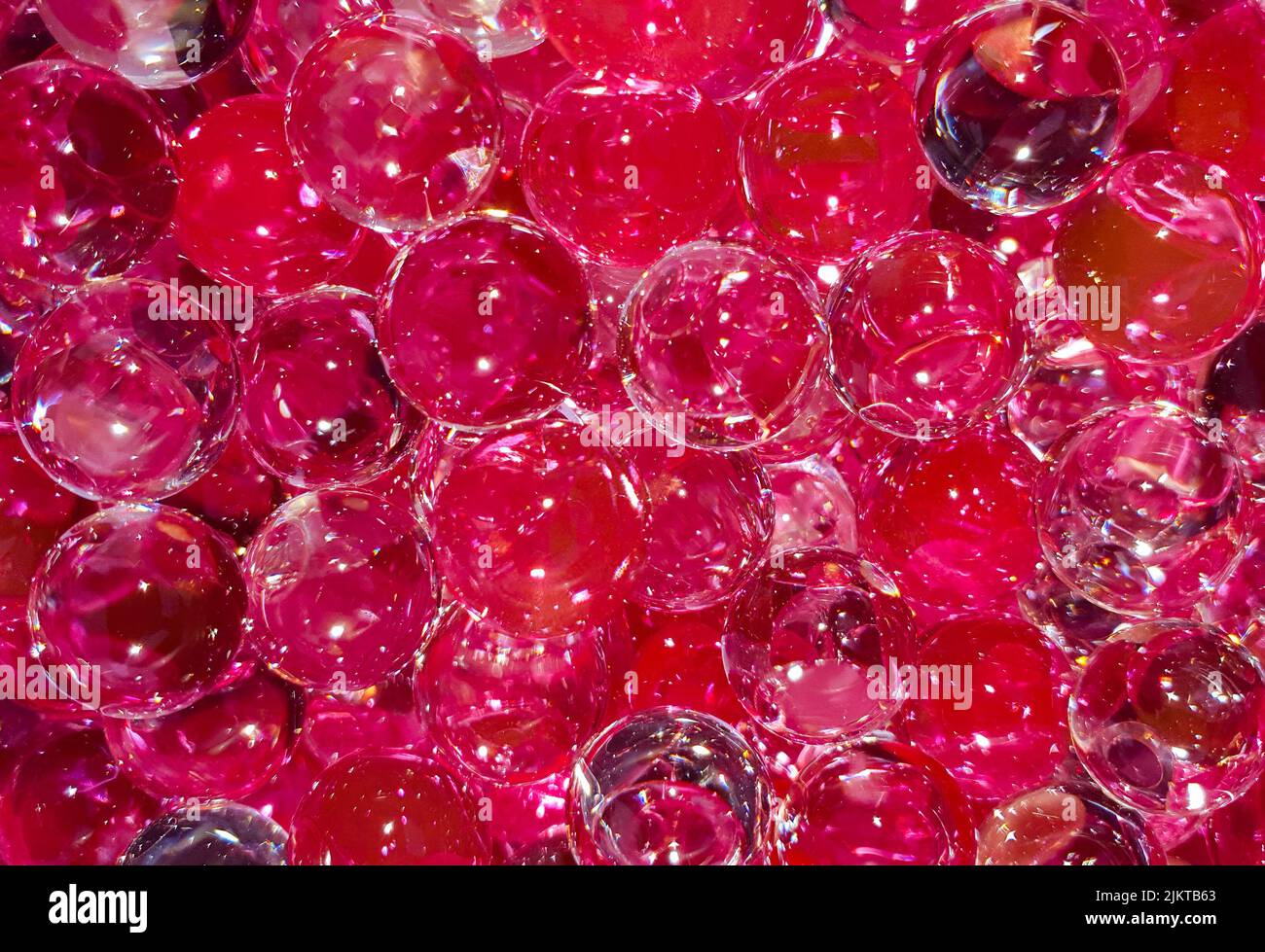 un primo piano con molte palline rosse trasparenti Foto Stock
