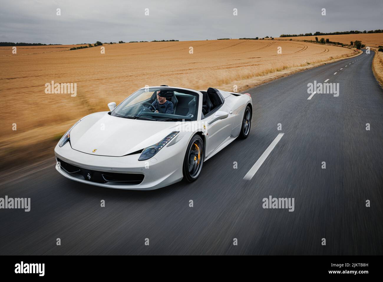 Ferrari 458 Spider guida attraverso la campagna Foto Stock